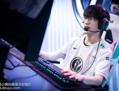 雄鹿不断突破！，TheShy连续二十场比赛得分超过重要助攻热度持续攀升(theshy的出现重新定义了上单打法)